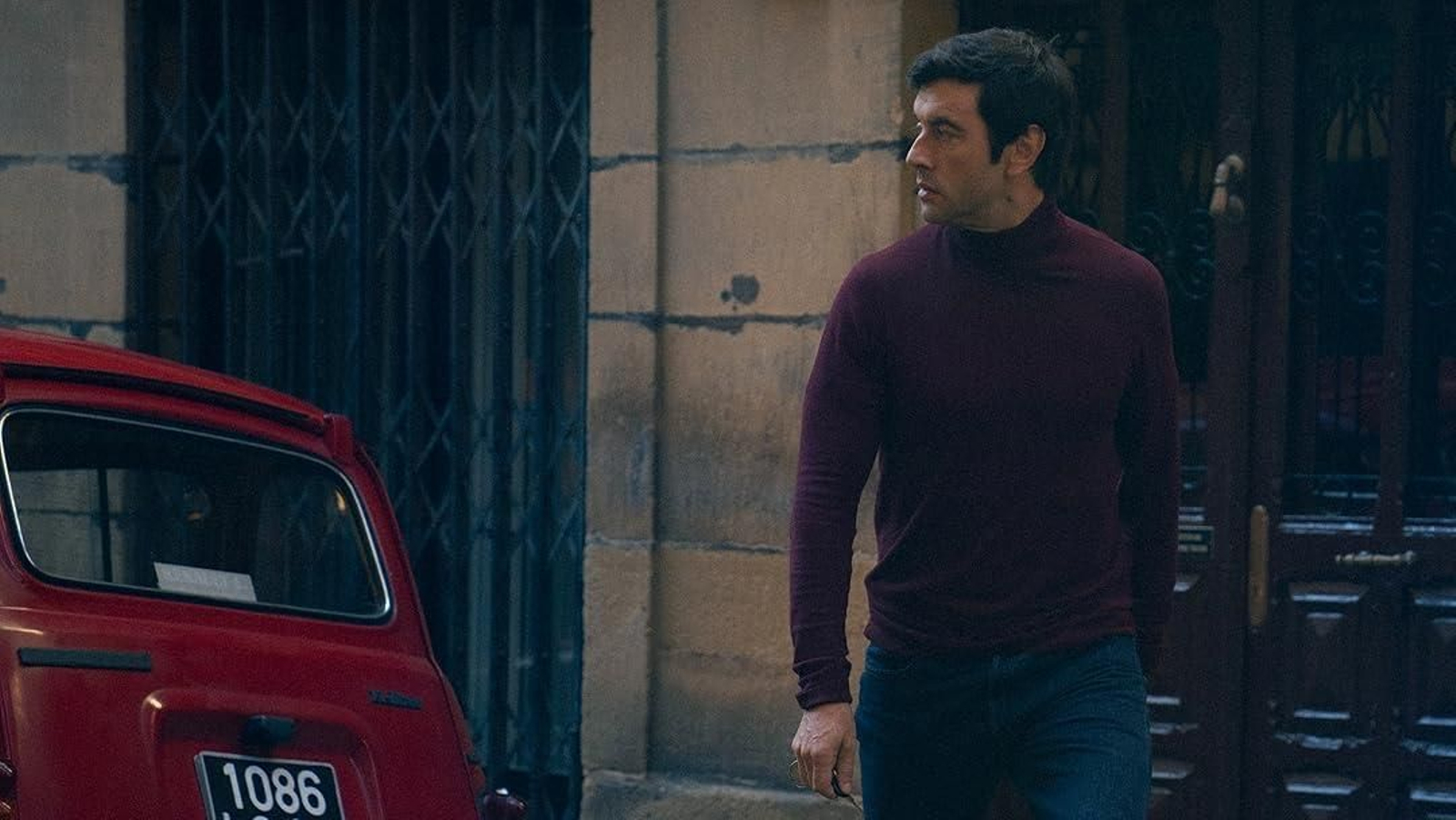 Javier Rey con el capitán Sanz en la serie 'La frontera'