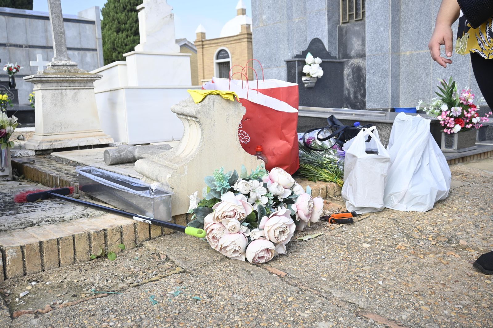 Ambiente en el cementerio de Huelva para el día de todos los Santos.