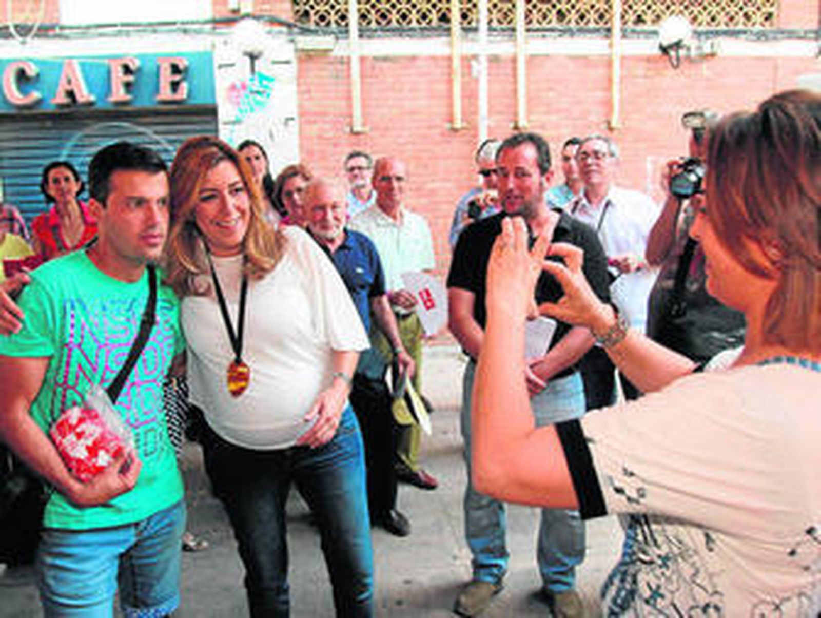 La candidata del PSOE, Isabel Ambrosio, hace una foto a Susana Díaz con un vecino de Fátima.