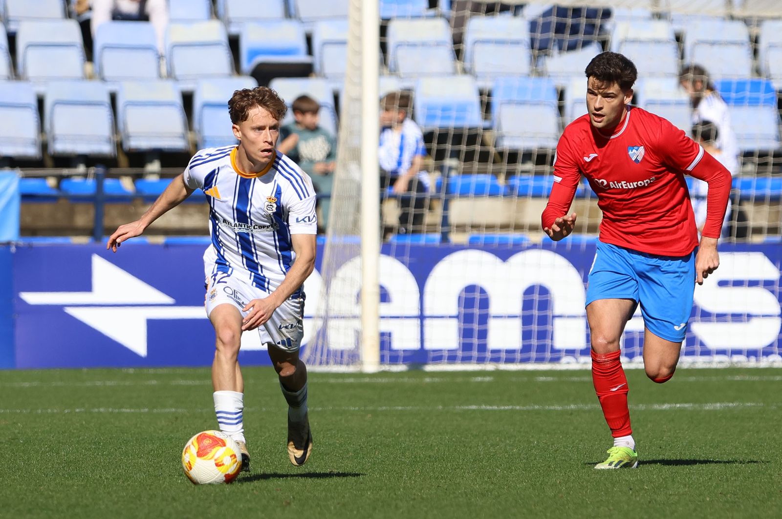 Alberto Vela conduce la pelota perseguido por un jugador del Estepona.