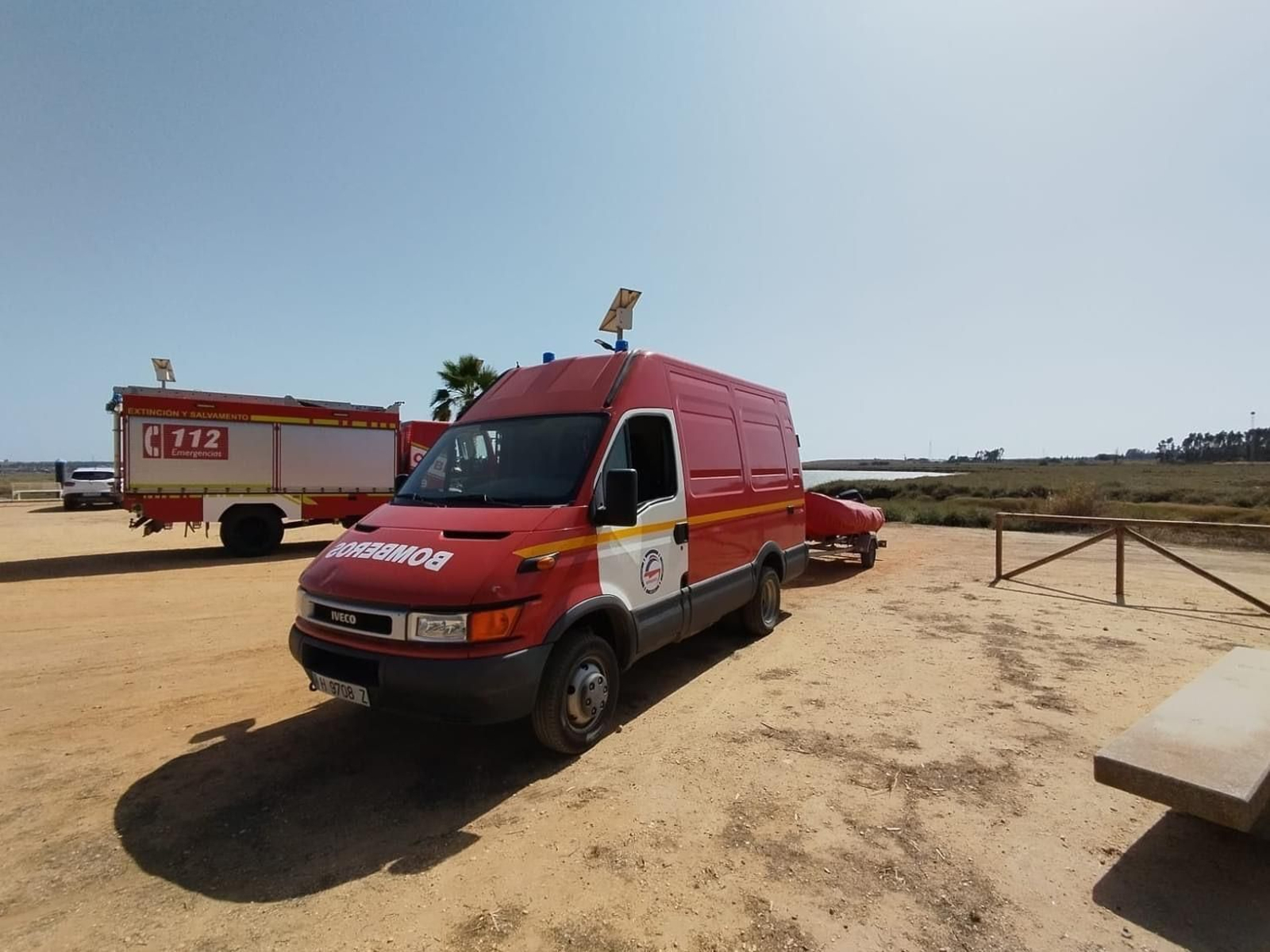 Labores de rescate del cuerpo del fallecido en el río Tinto. Labores de rescate del cuerpo del fallecido en el río Tinto.