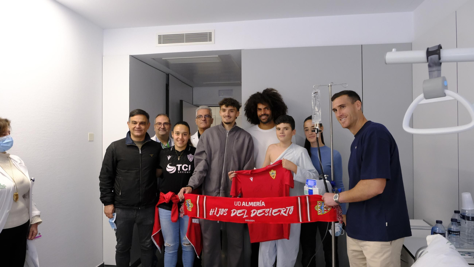 Las imágenes de la visita de los jugadores del Almería a los niños de Torrecárdenas