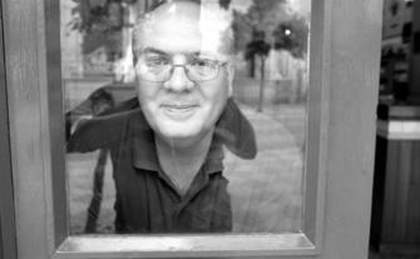 Atilano Pacheco, fotografiado a través de una de las cristaleras de 'La Moderna'.