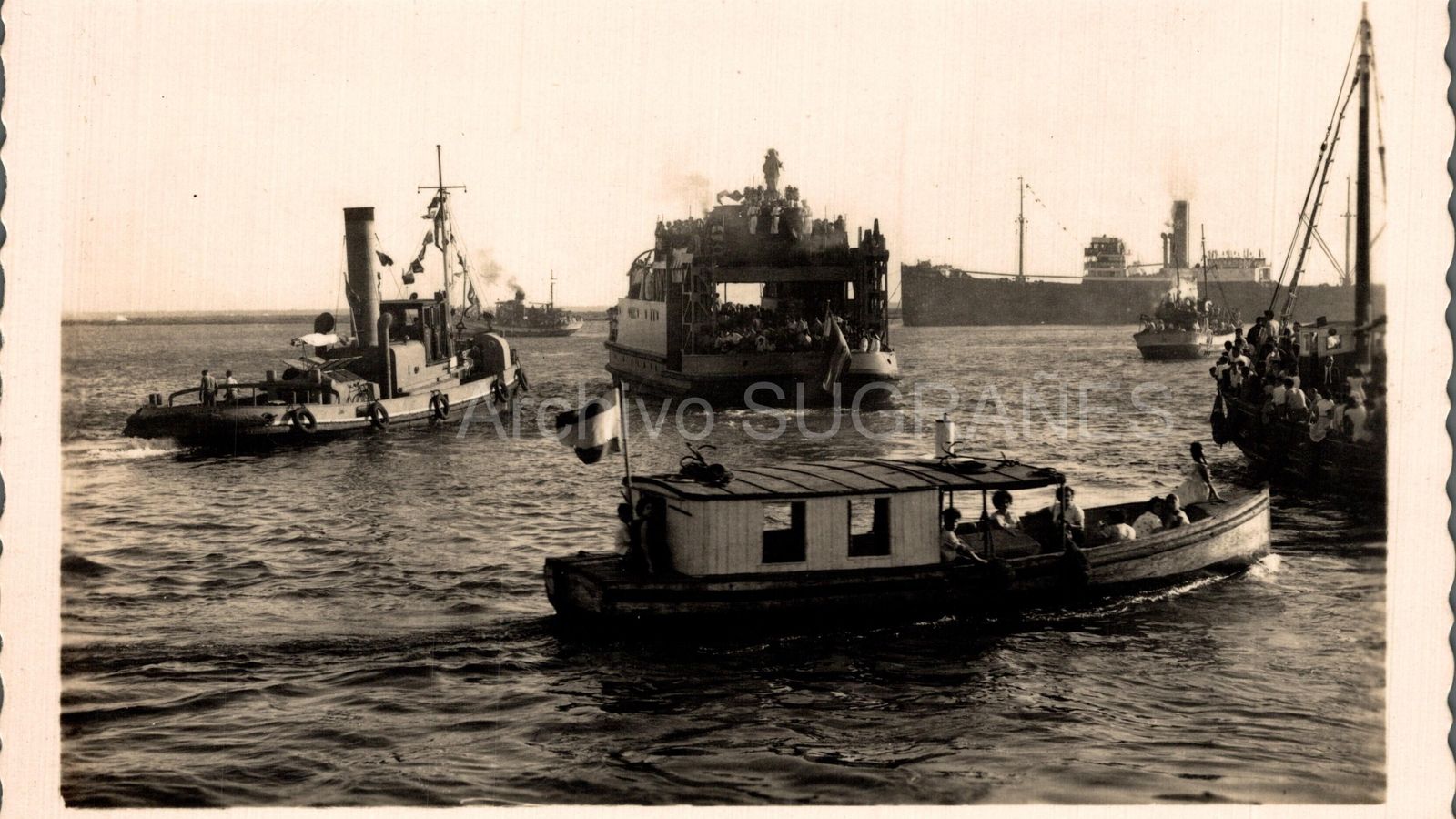 Procesión de la Virgen del Carmen en la Ría de Huelva en los años cincuenta del siglo XX.