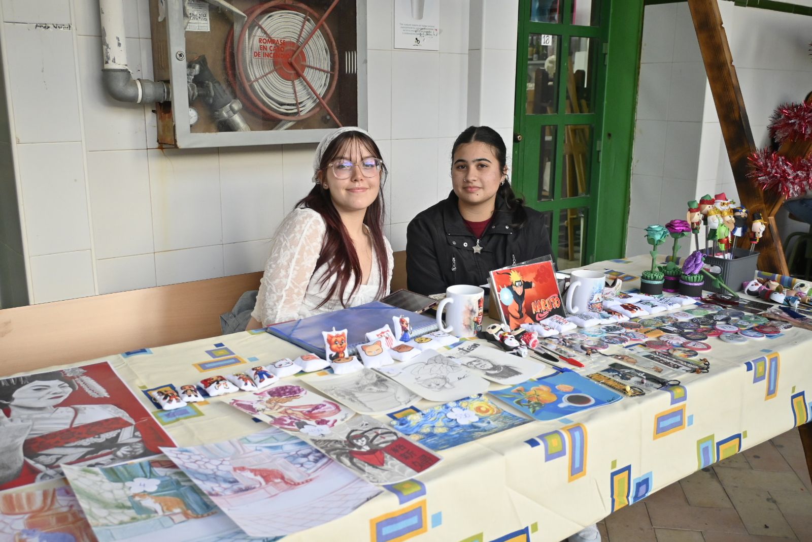 Imágenes del tradicional mercadillo de navidad de la escuela de arte León Ortega