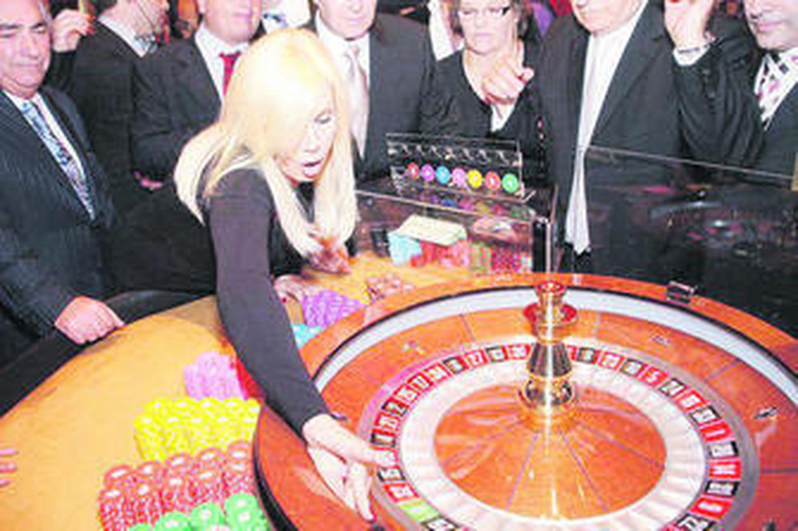 Momento de la inauguración, con Manuel Lao en la izquierda de la imagen.