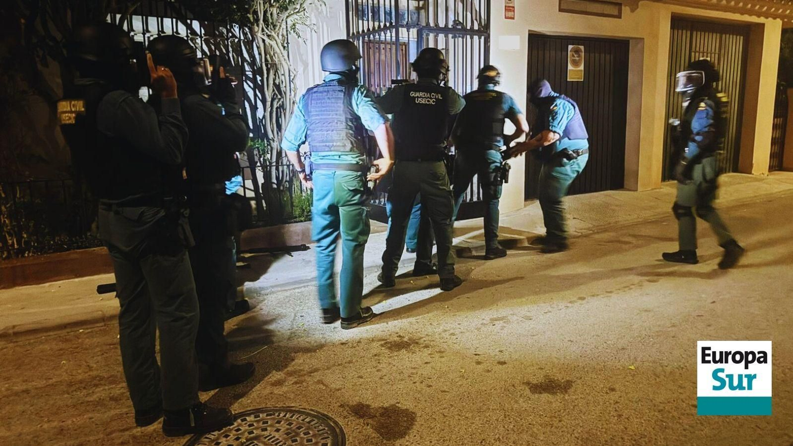 Registro de una vivienda en la calle Alcalde de Móstoles, en La Línea, esta madrugada.