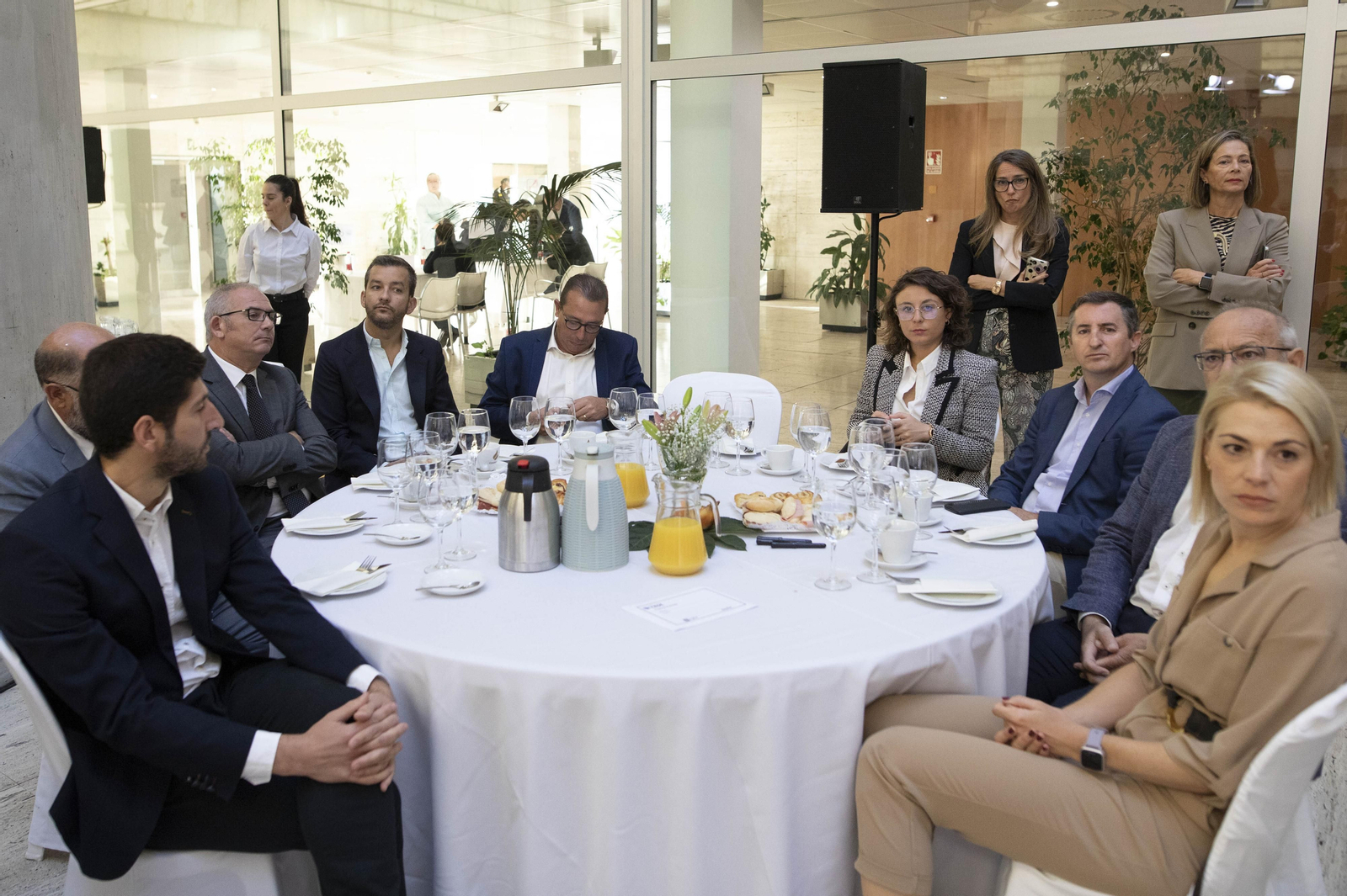 Las imágenes del desayuno de la CEDE en Granada con Gonzalo Gortázar