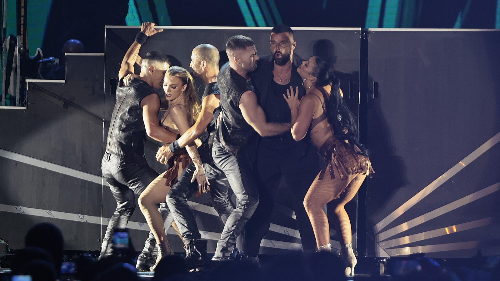 Ricky Martin con el cuerpo de bailarines.