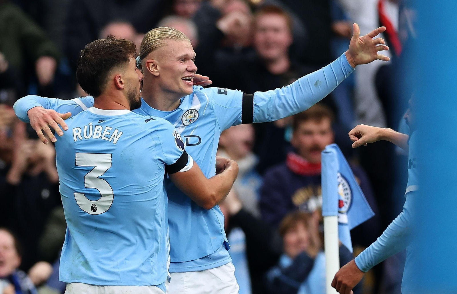 Erling Haaland celebra uno de sus dos tantos ante el Manchester United.