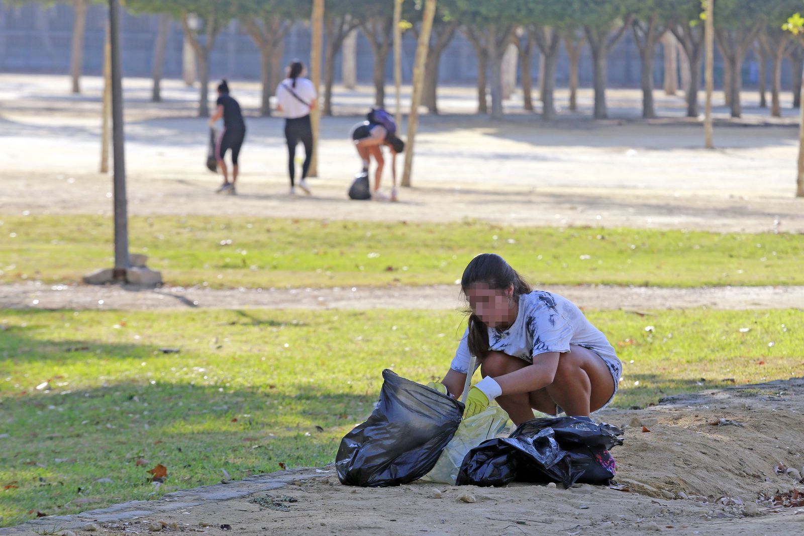 Imágenes del grupo juvenil Green Team Jerez limpiando en el Parque González Hontoria