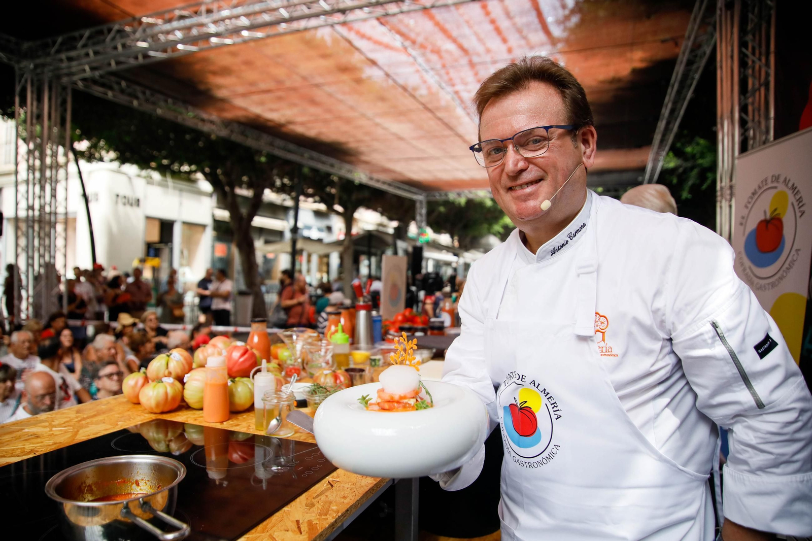 Hasta cinco texturas de tomate se mezclaron para crear la tapa estrella de la Cofradía del Tomate