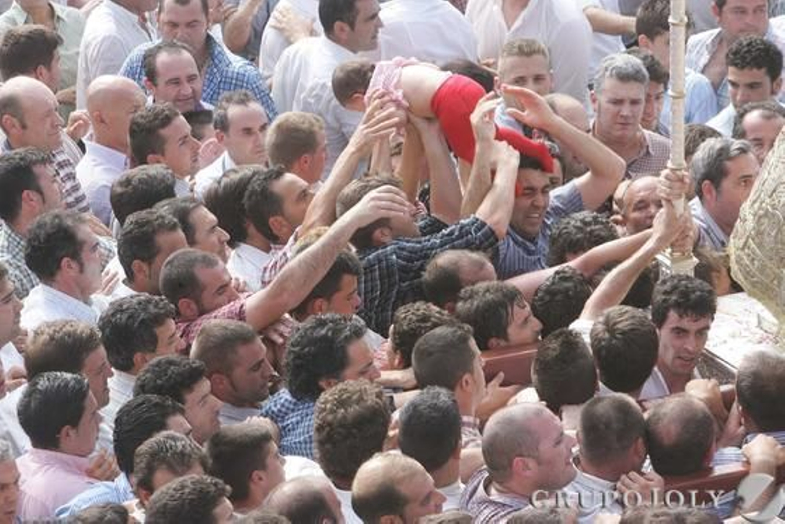 Palmas, vítores, lágrimas, desmayos... hasta bebés. Todo lo que han estado esperando durante un año los romeros hace explosión en apenas unos segundos

Foto: Pascual