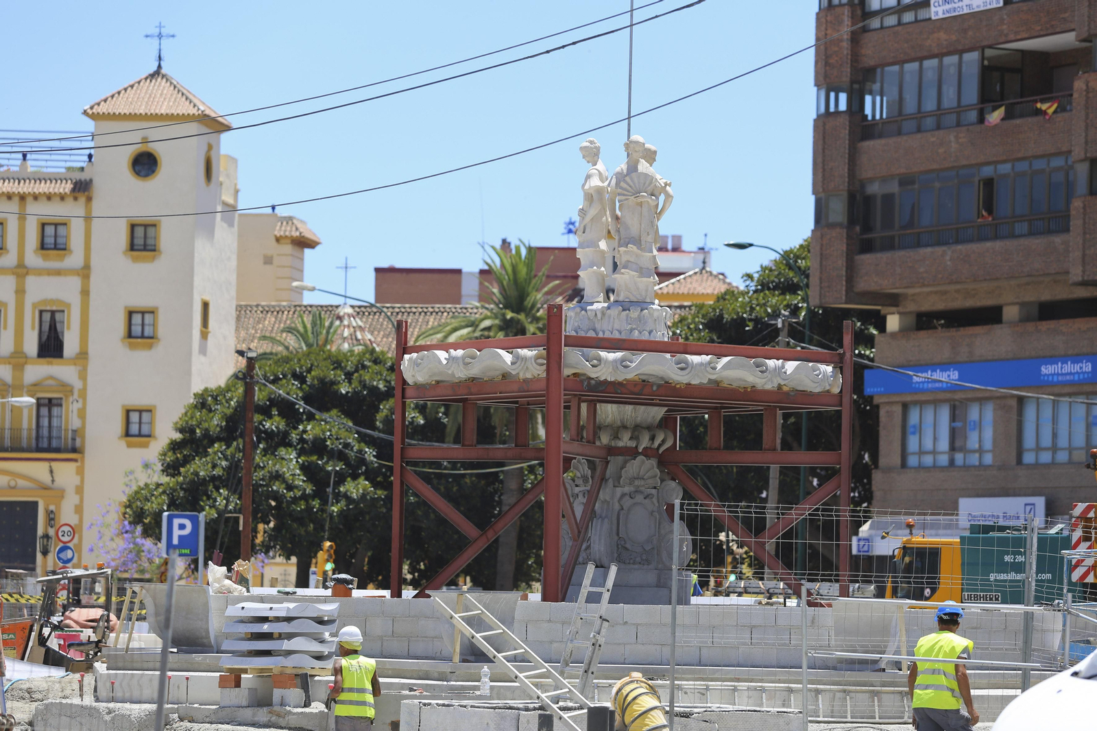 Fotos de la fuente de las Tres Gitanillas, que ya luce en la Avenida de Andalucía de Málaga