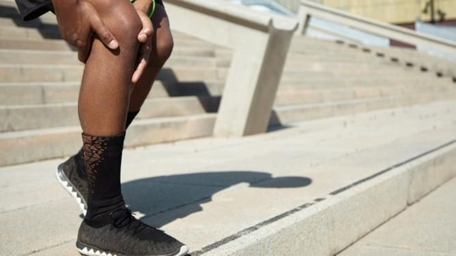 Pasar mucho tiempo sentado también afecta a tus rodillas: consejos para mantenerlas sanas