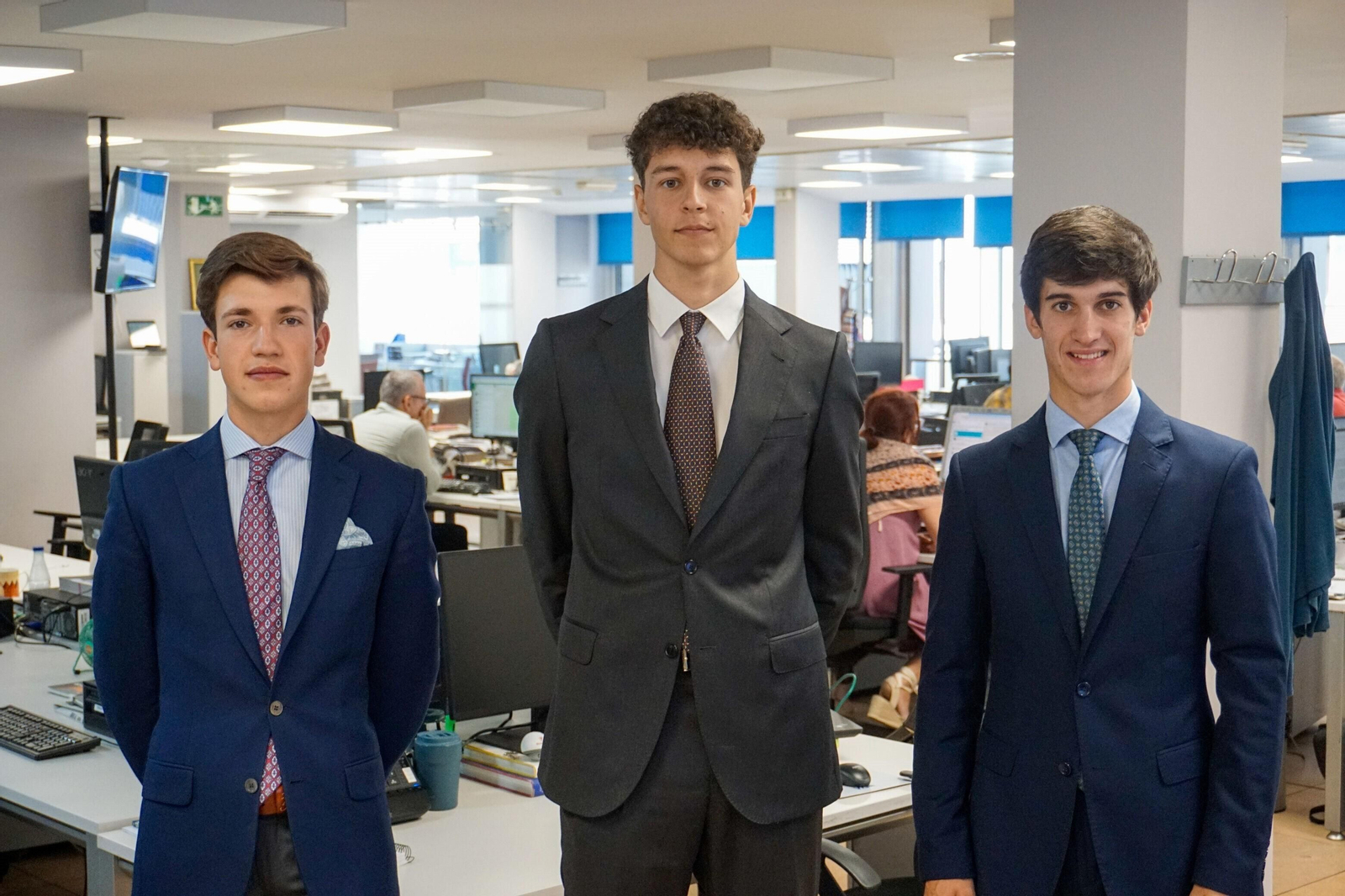 Zulueta, Mariscal y El Mella posan en la redacción de Diario de Sevilla.