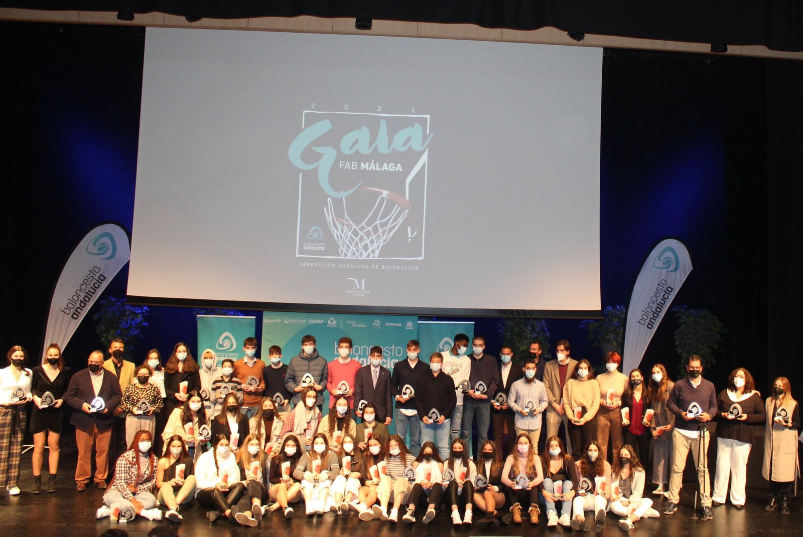 Foto de familia de los premiados en la gala del baloncesto malagueño.