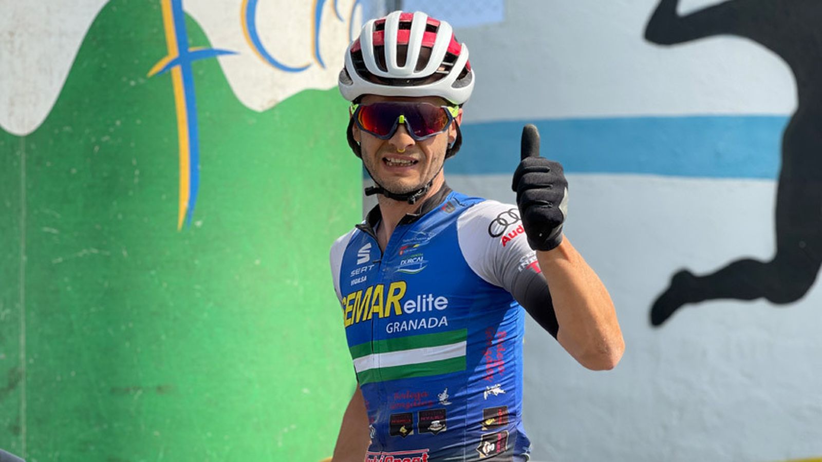 Rafa Reyes celebra su victoria en la meta