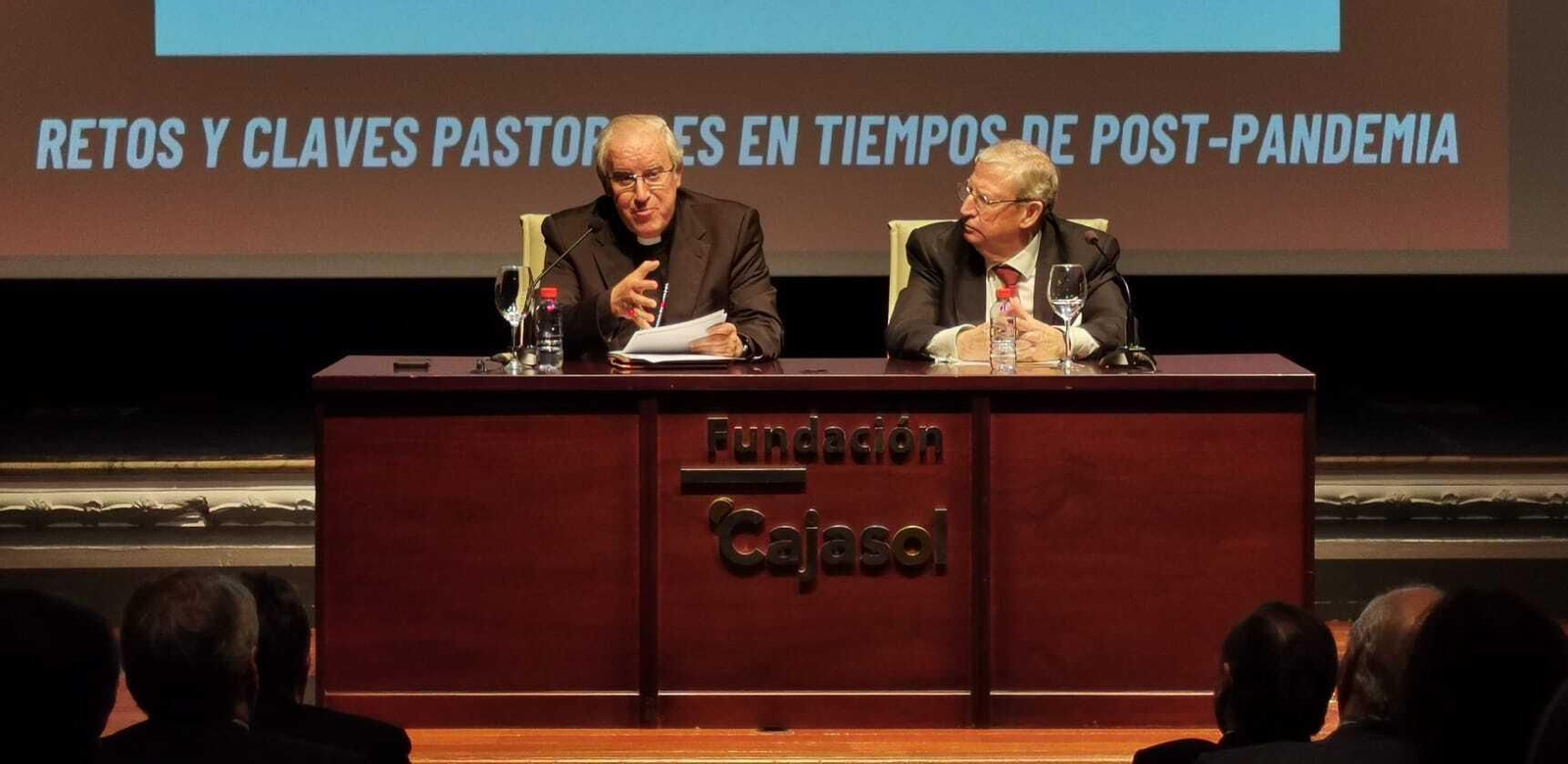 El arzobispo Saiz Meneses acompañado por el presidente Vélez