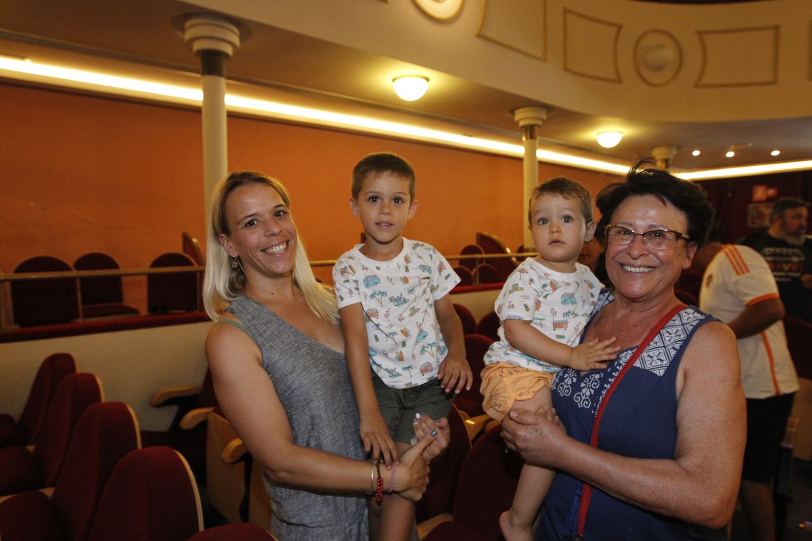 Fotogalería entrega capote de paseo al torero Ginés Marín. Feria de Almería 2019