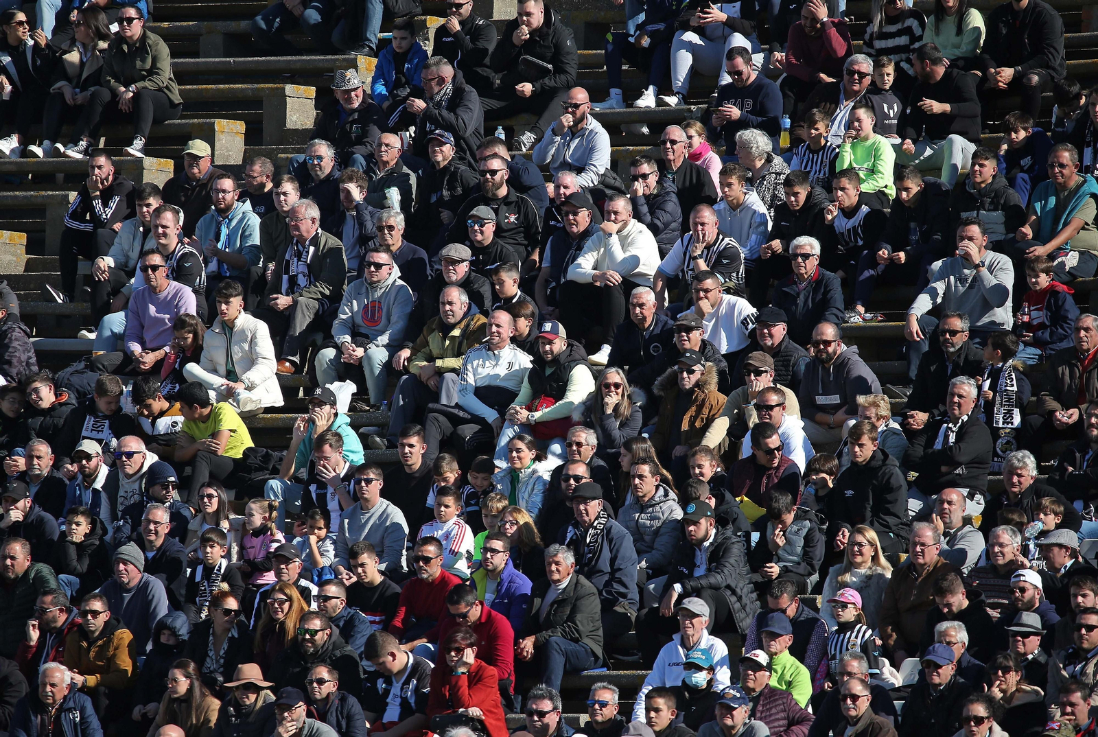 Fotos de la afición en el Municipal durante el Balona - Pontevedra
