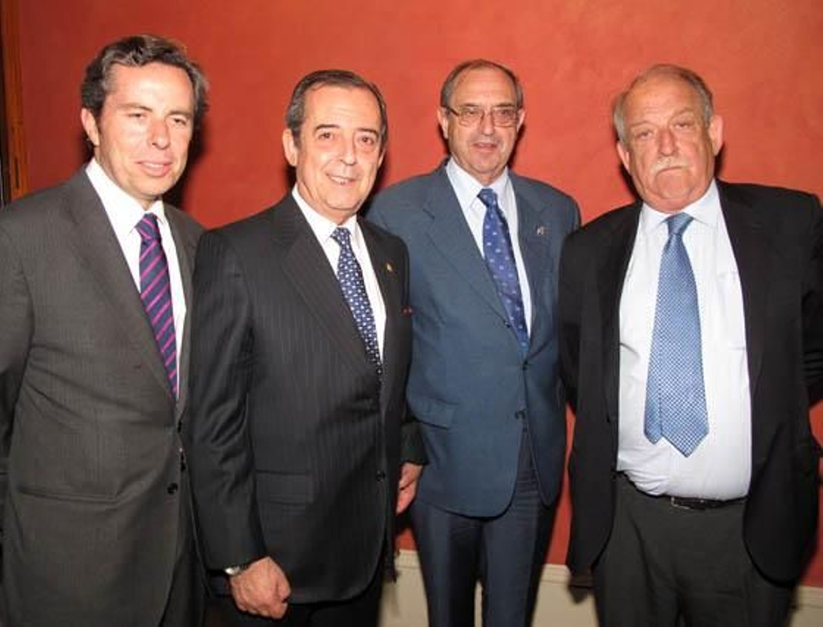 Salvador Fernández y Antonio María Fernández Palacios, de la Cámara de Comercio, con el magistrado Guillermo Jiménez y el abogado Jesús Bores.

Foto: Victoria Ramírez