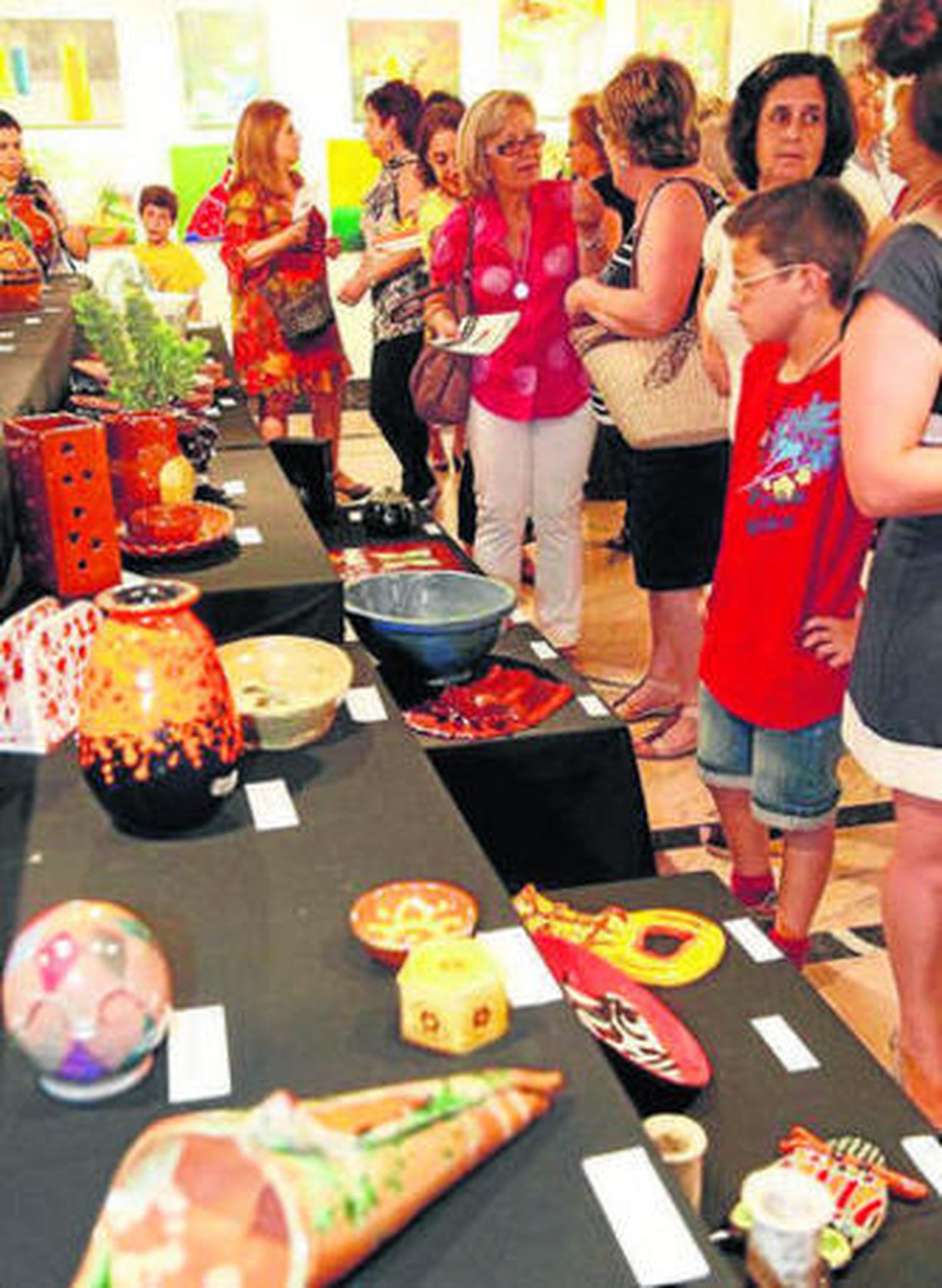 Numerosas personas acuden cada día a ver los trabajos realizados durante el curso en la academia cartayera.