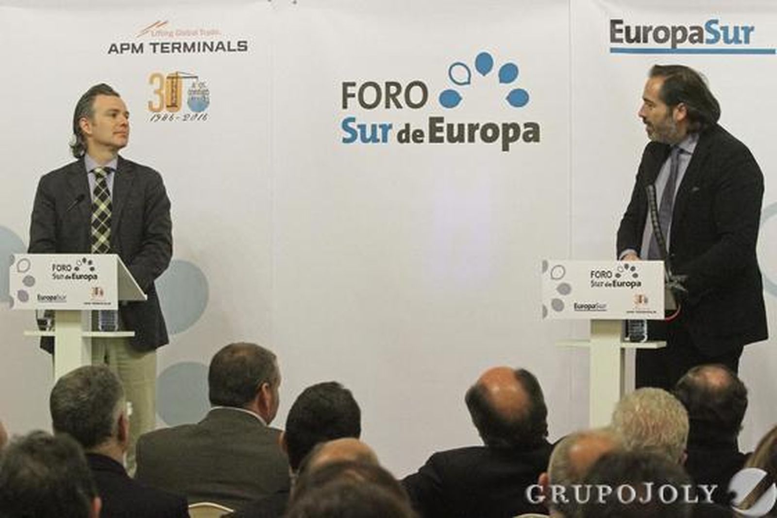 El director general de APMTerminals WestMed, Javier Lancha, junto al director de Europa Sur, Alberto Grimaldi, en el acto de ayer.  Foto: Erasmo Fenoy