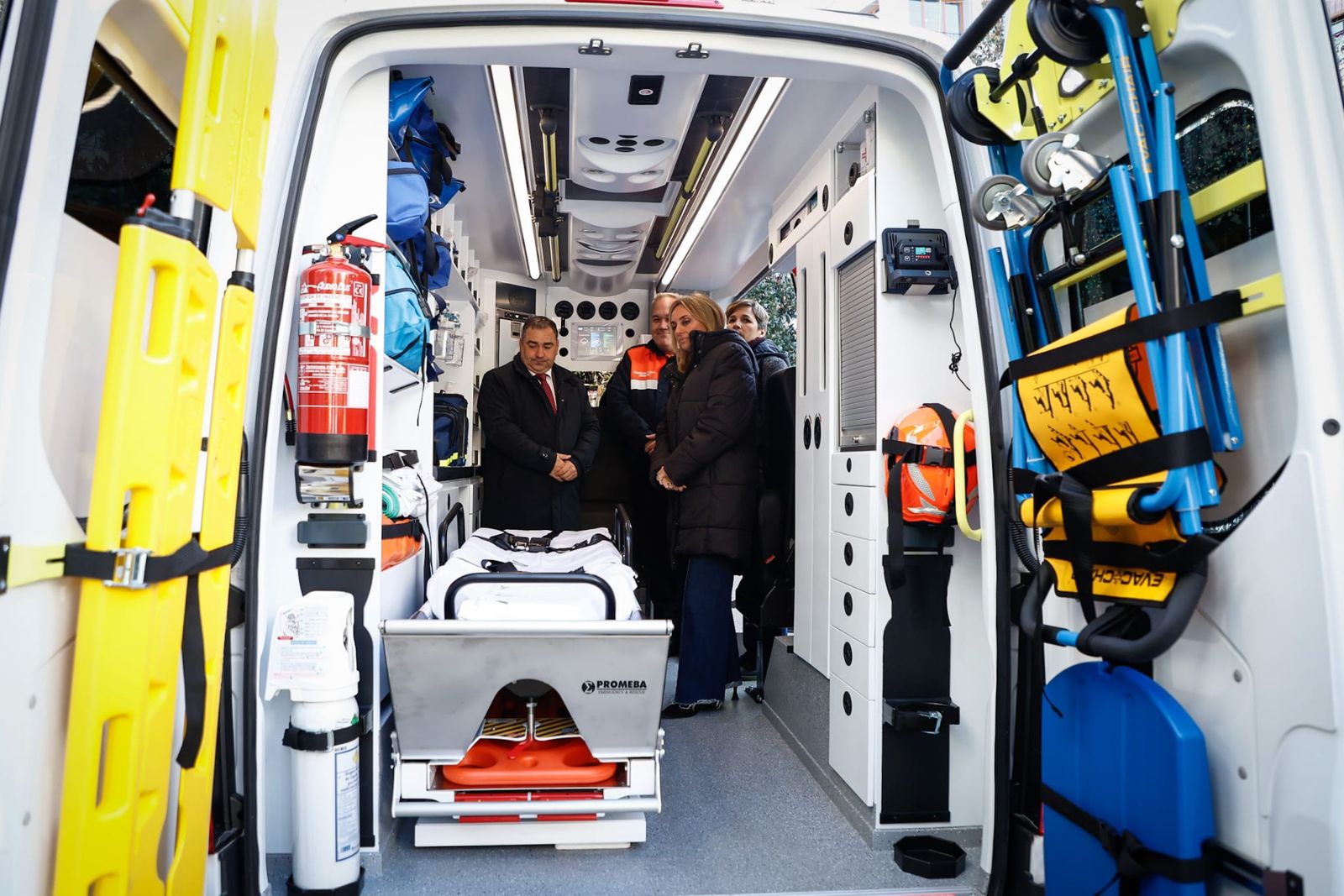 La alcaldesa ha presentado la nueva ambulancia.