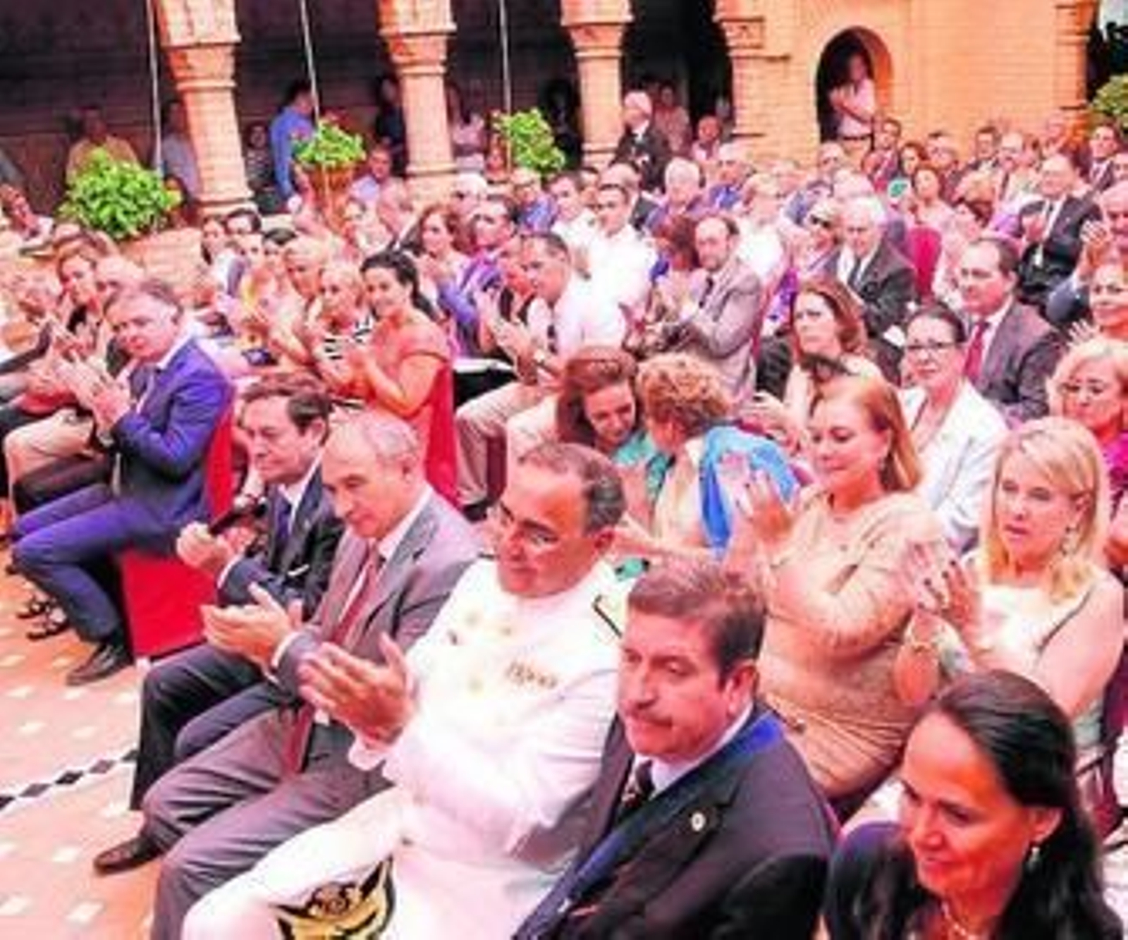 1. El almirante Francisco Javier Franco y José María Segovia, durante el izado de la bandera española. 2. Autoridades militares y civiles llenaron el patio del monasterio. 3. El consejero de Medio Ambiente, José Fiscal, y Segovia, izando la bandera de Andalucía. 2. La mesa presidencial, durante el acto del 3 de agosto.