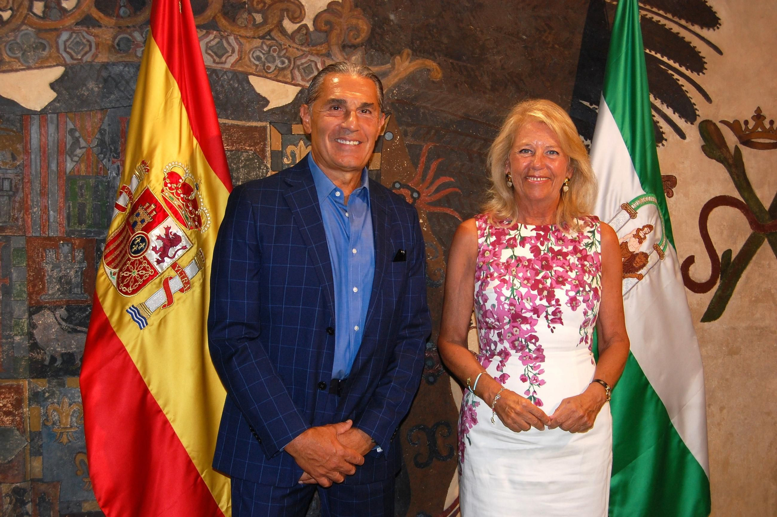 El seleccionador nacional de España de baloncesto, Sergio Scariolo, y la alcaldesa de Marbella, Ángeles Muñoz.