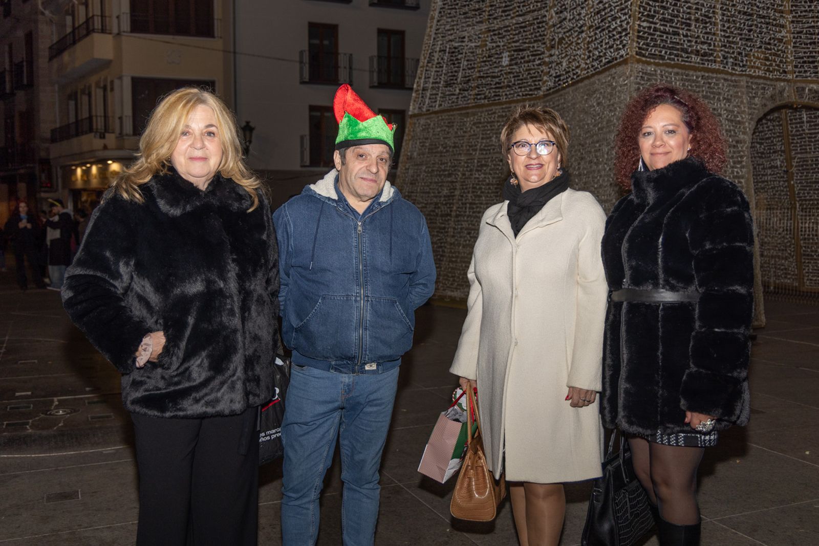 Los jiennenses disfrutan del centro de la ciudad, rodeados de un ambiente navideño