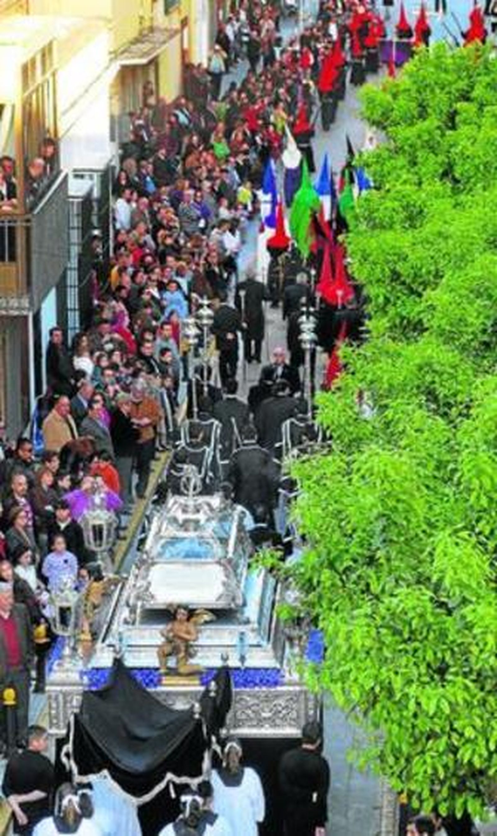 Cortejo de la cofradía de la Soledad, por las calles de Puerto Real el Viernes Santo.