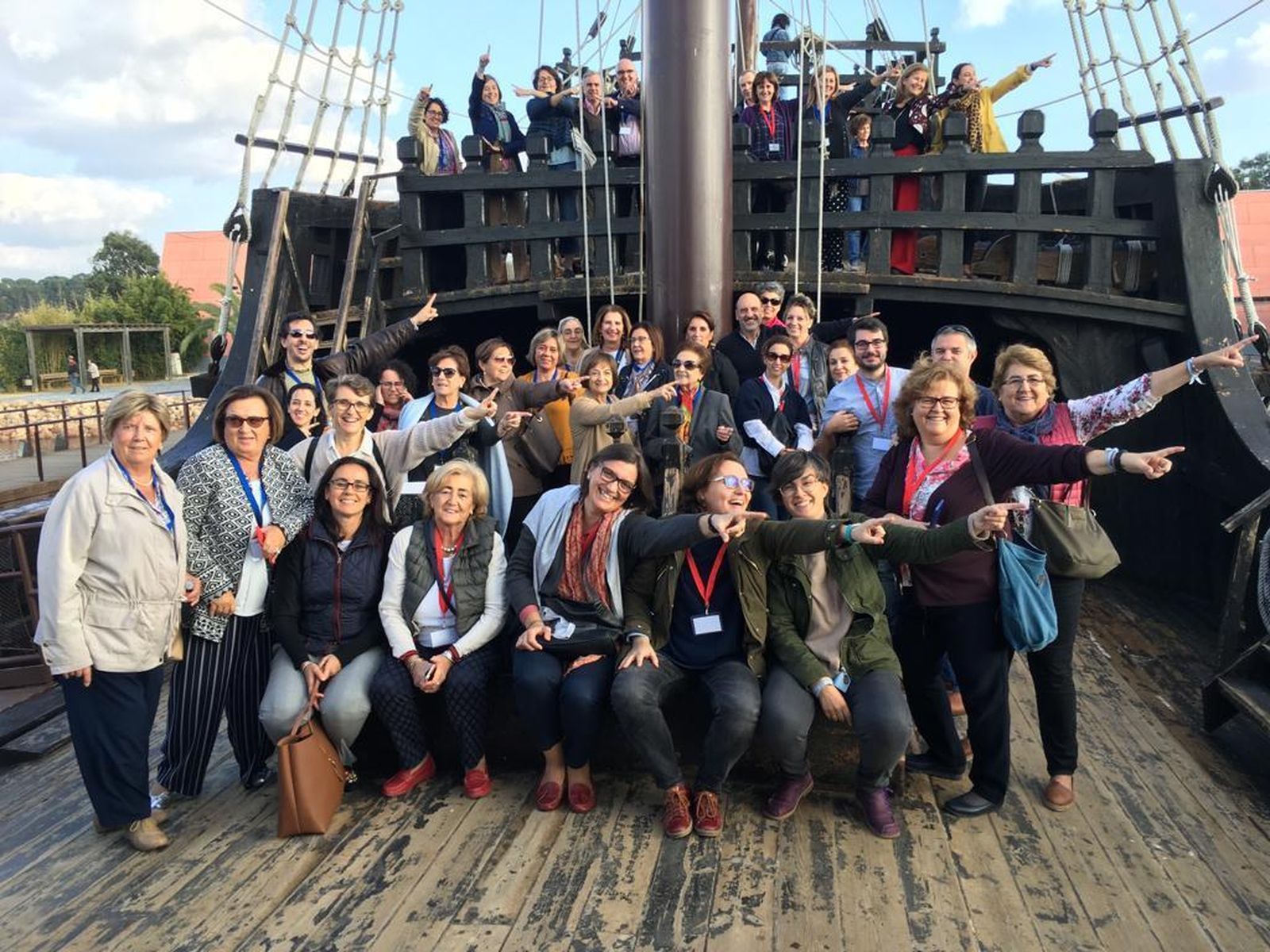 Los participantes en el Foro en el Muelle de las Carabelas, en la visita que realizaron ayer.
