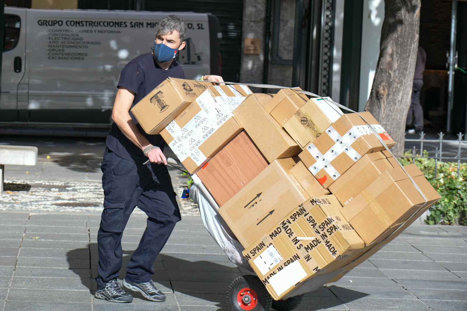 Imagen de archivo de un repartidor de paquetería