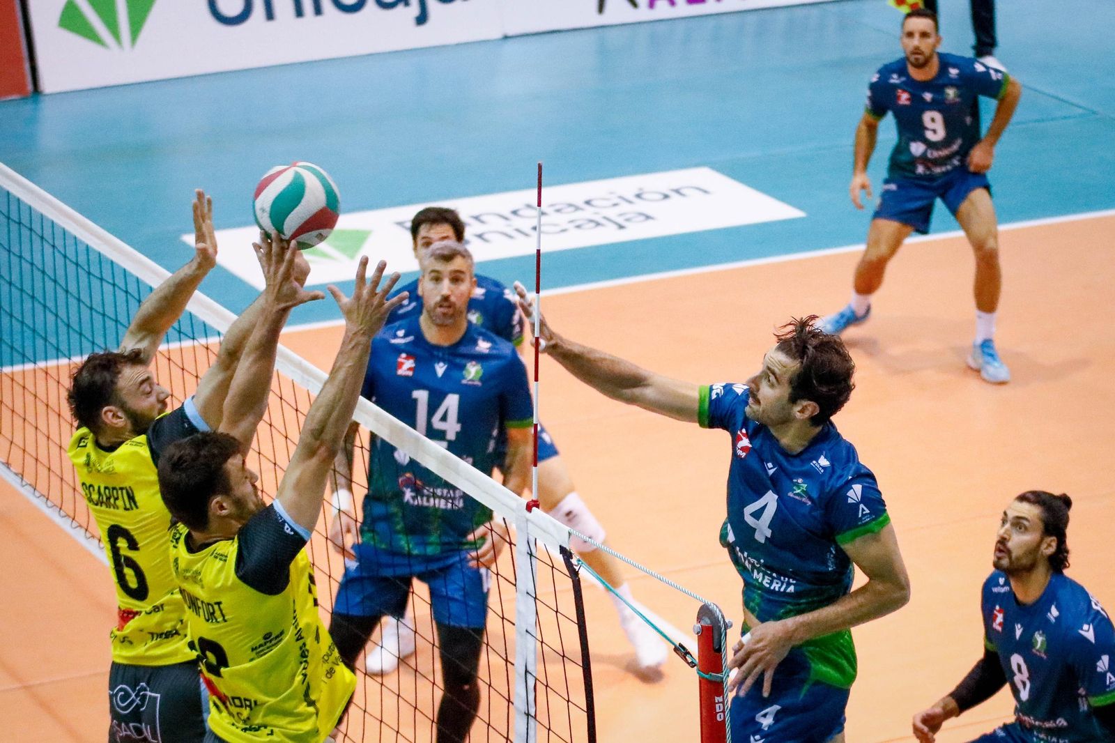 Las imágenes del Unicaja Costa de Almería-Leleman Conqueridor, primer partido del play off por el título de Superliga en Almería