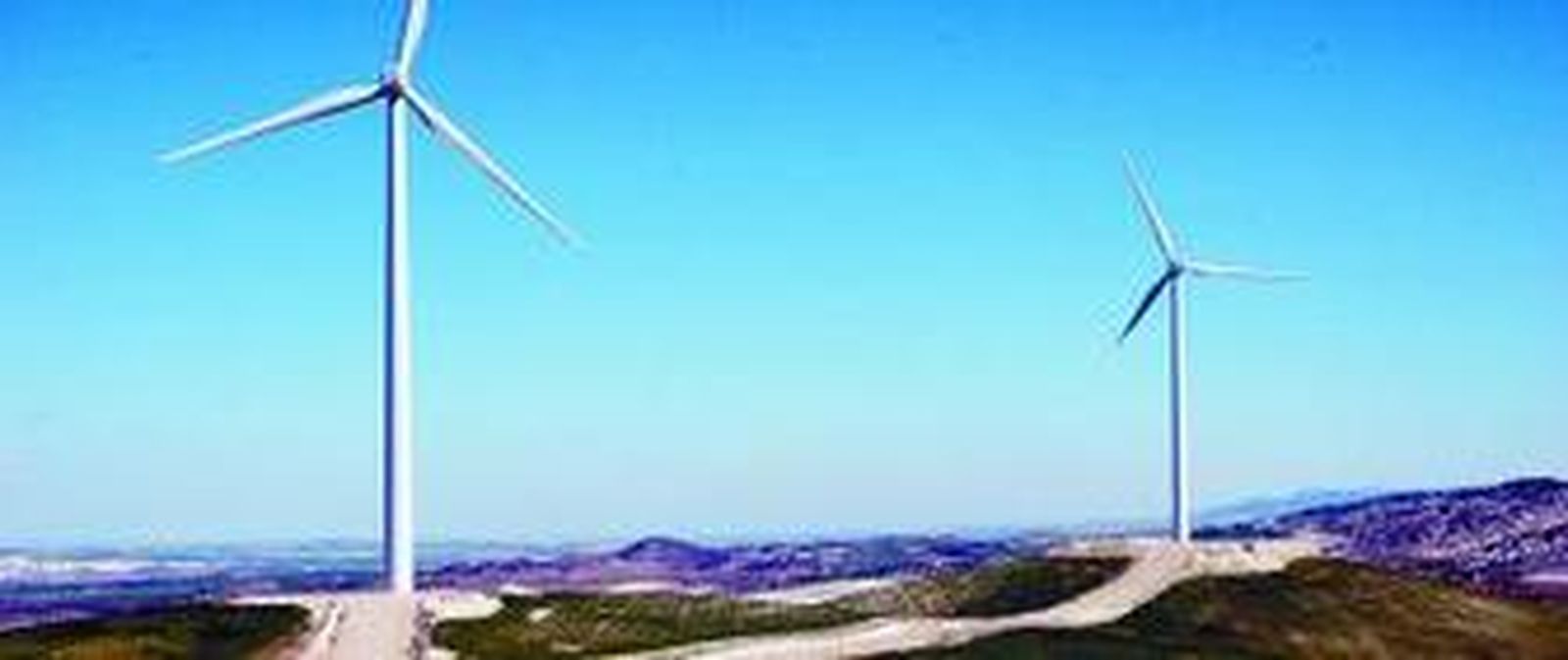 Dos aerogeneradores del parque de Osuna.