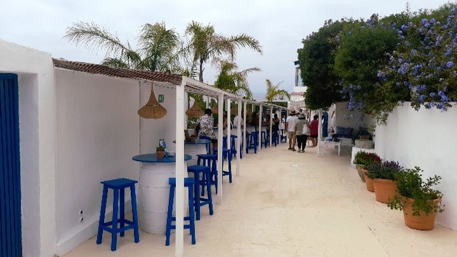 Mesas altas, con refrescante sombra, en la entrada de El Mirlo, Tarifa