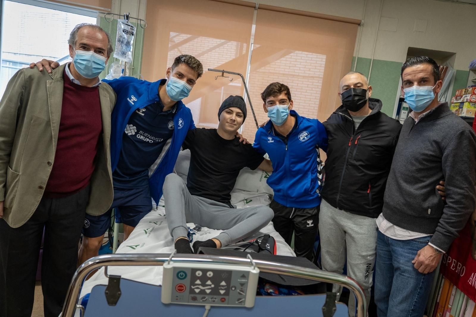 Imágenes de la visita del Xerez DFC al Hospital de Jerez y al San Juan Grande