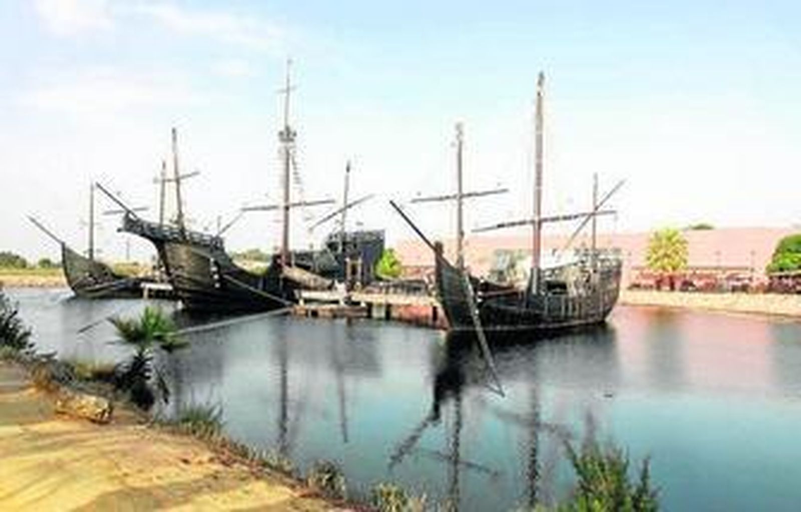 Las embarcaciones 'Niña', 'Pinta' y 'Santa María', ubicadas en el Muelle de las Carabelas de Palos de la Frontera.
