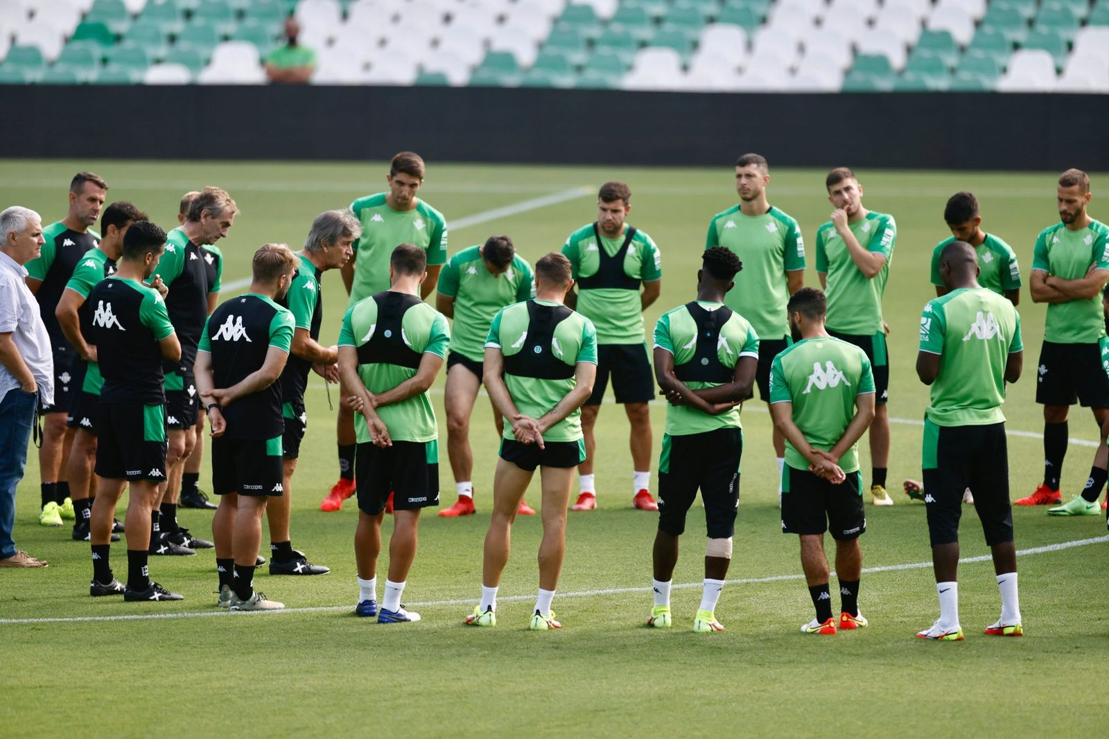 Manuel Pellegrini se dirige a sus jugadores en la charla previa del entrenamiento de ayer en el estadio Benito Villamarín.