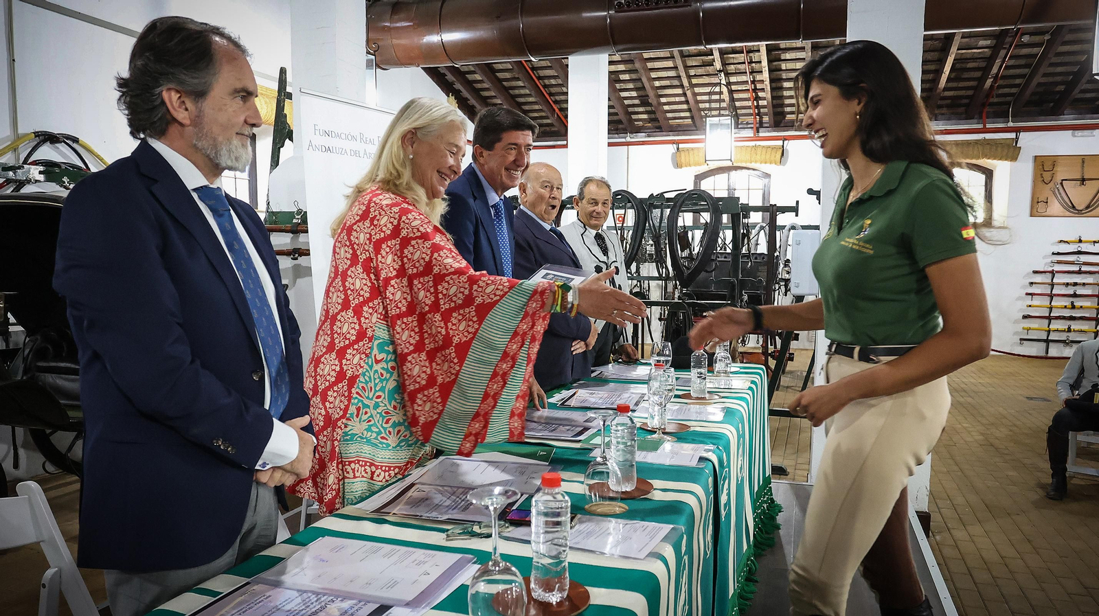 Entrega de notas y diplomas de fin de curso en la Real Escuela Entrega de notas y diplomas de fin de curso en la Real Escuela