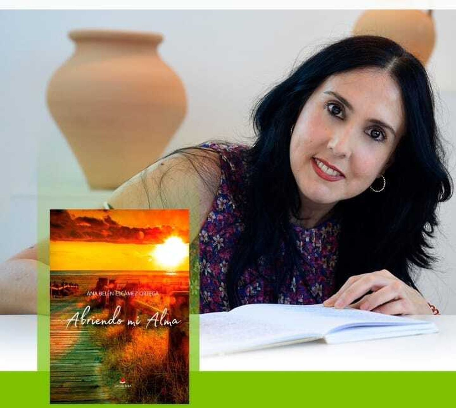 Ana Belén Escámez, junto a su libro