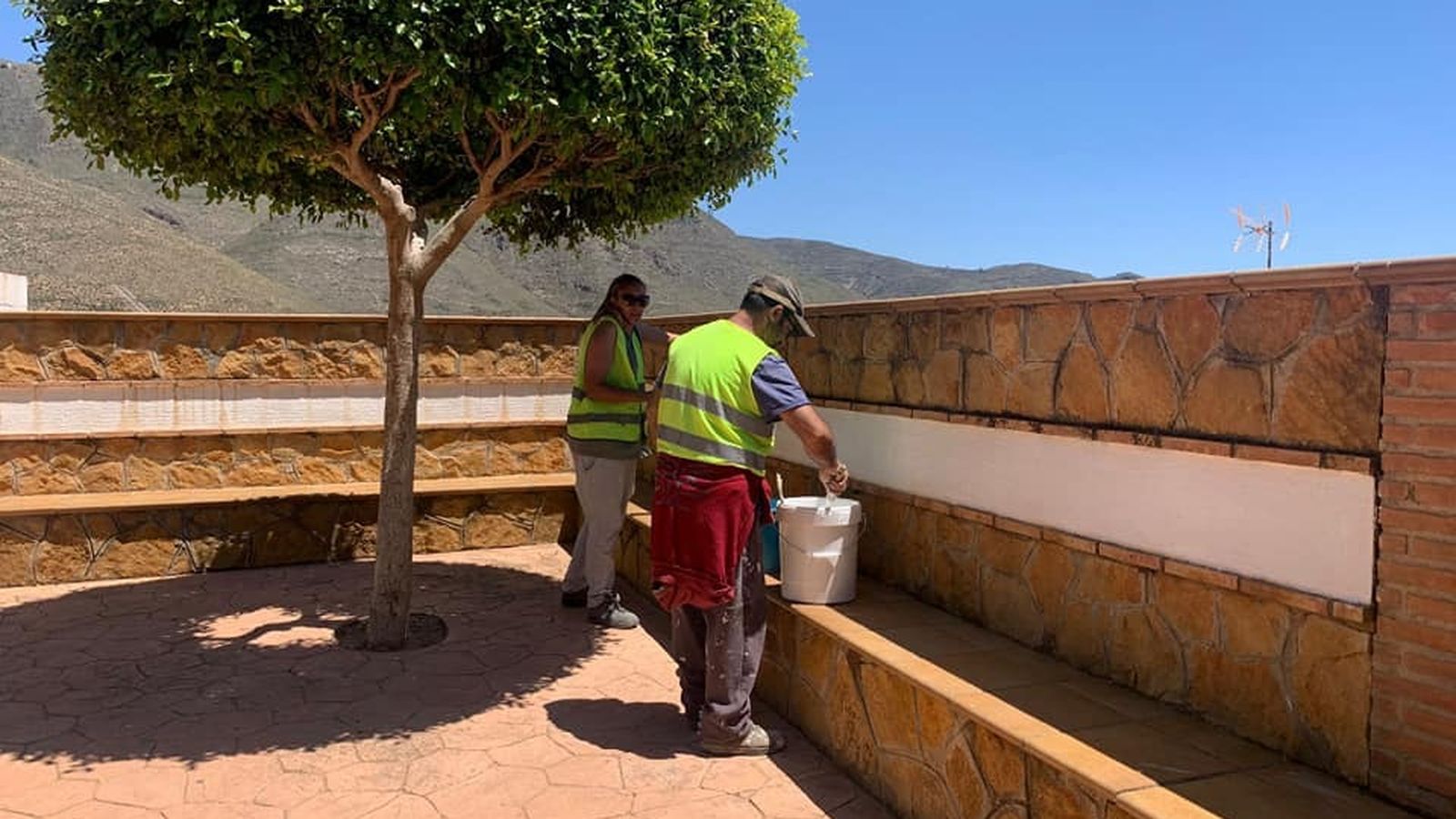 De los 13.000 kilos que el Ayuntamiento ha puesto a disposición de los vecinos para blanquear sus fachadas ya se han solicitado más de 8.000 kilos