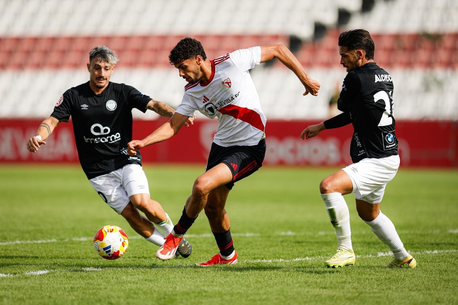 Alberto Flores salva un punto para el Sevilla Atlético en el debut de Luci (1-1)