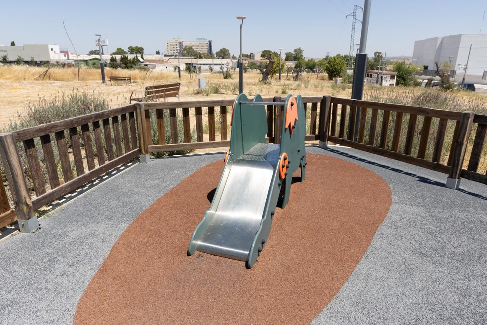 El estado de abandono del parque infantil del Jaén Plaza, en imágenes