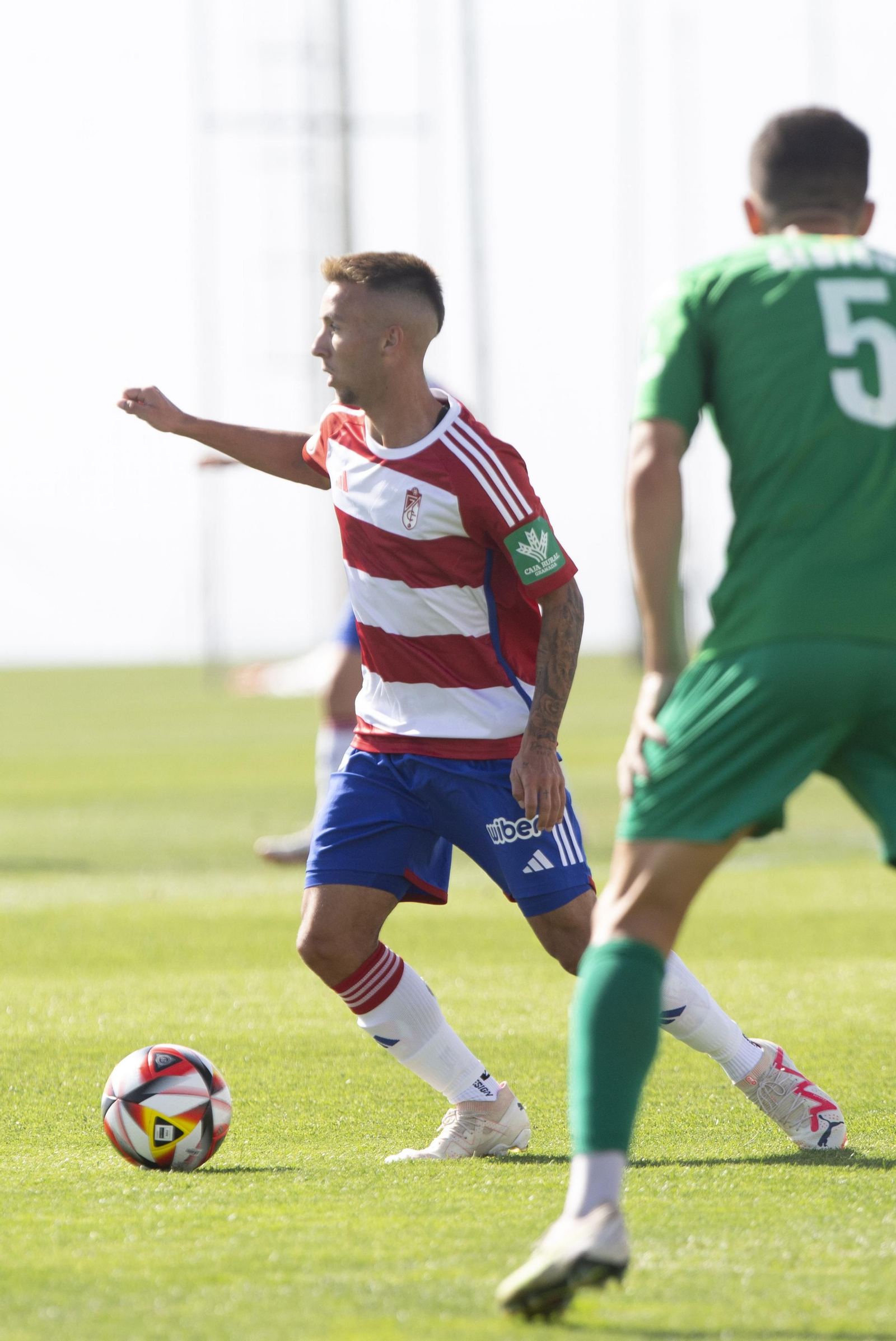 Las imágenes del encuentro entre el Recreativo Granada y el CD Alcoyano