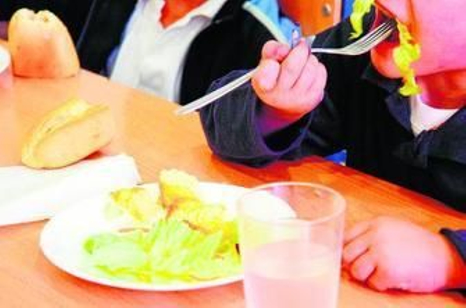 Un menor come en un comedor un menú saludable.