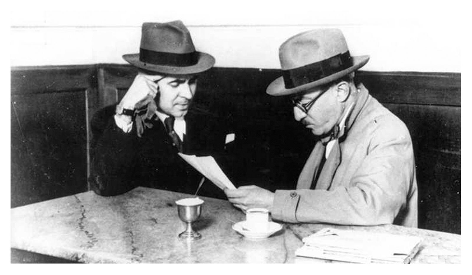 Fernando Pessoa, junto a Costa Brochado, en el Café Martinho da Arcada.