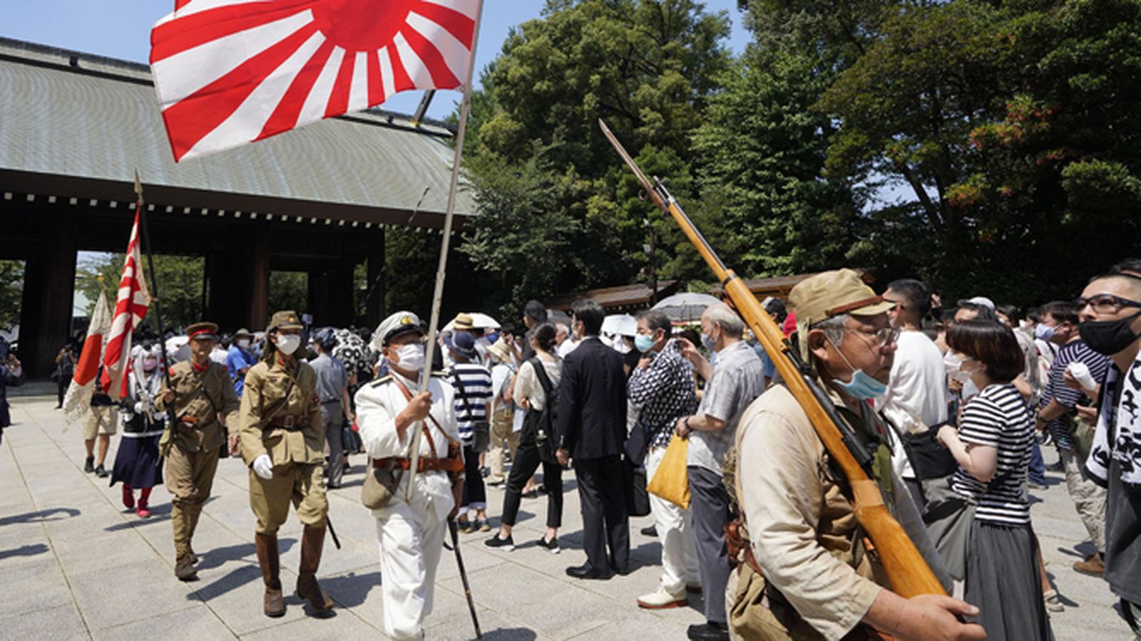 Ultranacionalistas japoneses, ataviados con uniformes de la II Guerra Mundial, en el santuario sintoísta de Yasukuni.